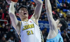 米兰体育-精彩對決：進攻猛烈為球隊爭取勝利